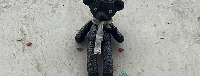 Mr. Bean Teddy szobor is one of Mihály Kolodko's Mini Statues.