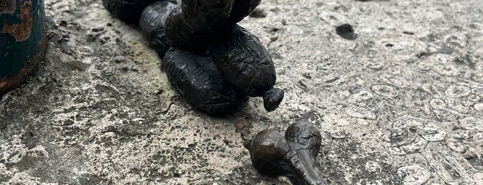 Lufikutya csonttal miniszobor is one of Mihály Kolodko's Mini Statues.