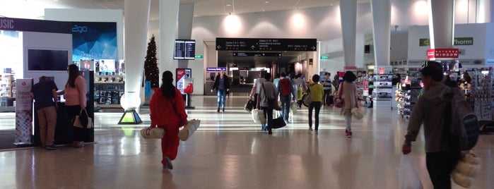 Auckland Airport (AKL) is one of Tempat yang Disukai Jason.