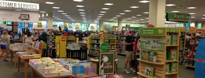 Barnes & Noble is one of Michael : понравившиеся места.