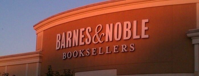 Barnes & Noble is one of สถานที่ที่ Dale ถูกใจ.