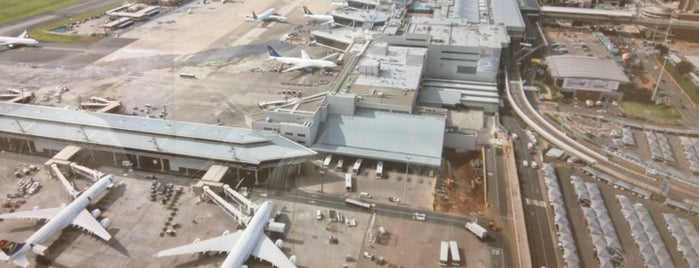O. R. Tambo International Airport (JNB) is one of Meus locais preferidos.