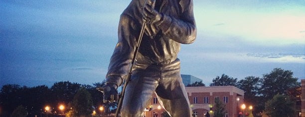 Elvis Presley Homecoming Statue is one of US Road trip - November 2017.