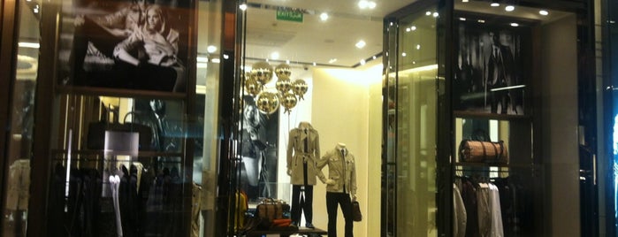 Burberry is one of Hashim’s Liked Places.