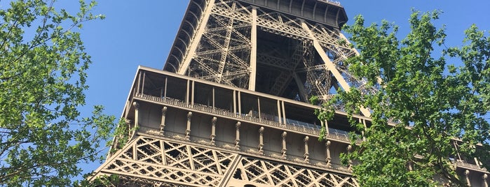 Menara Eiffel is one of Tempat yang Disukai Kyra.