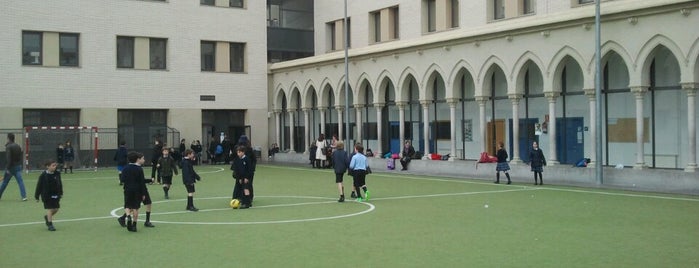 Colegio Santa Isabel is one of Lieux qui ont plu à Jose Luis.