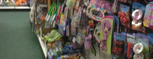 Dollar Tree is one of Paulienさんのお気に入りスポット.
