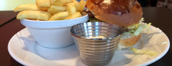 Royal Gourmetburger og Gin is one of Posti che sono piaciuti a Neel.