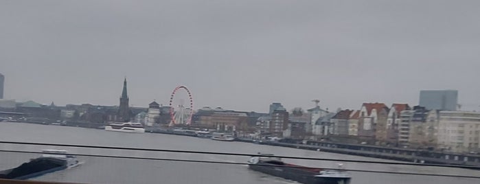 Rheinkniebrücke is one of Düsseldorf 🇩🇪.