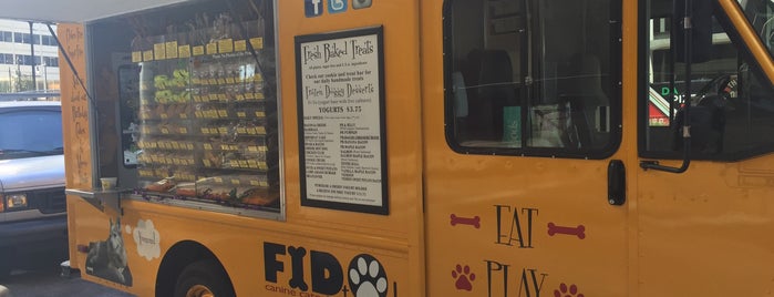 Fido To Go Dog Food Truck is one of river north.