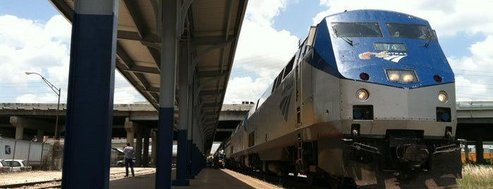 Houston Amtrak Station (HOS) is one of Locais curtidos por Rodney.