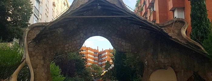 Puerta de Gaudí is one of Places for shoots.