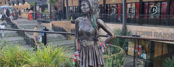 Amy Winehouse Statue is one of to-do @ london.