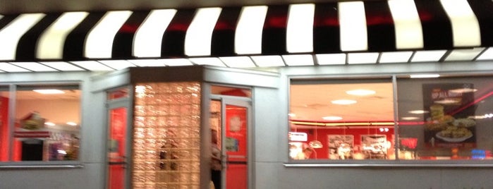 Steak 'n Shake is one of Lugares favoritos de Phyllis.