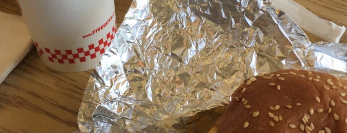 Five Guys is one of Locais curtidos por Josue.