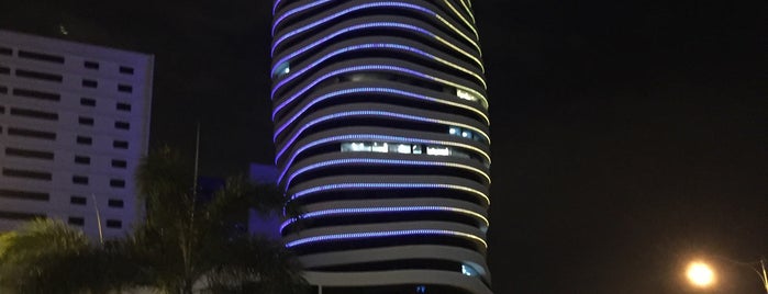 Wyndham Guayaquil is one of Bares.