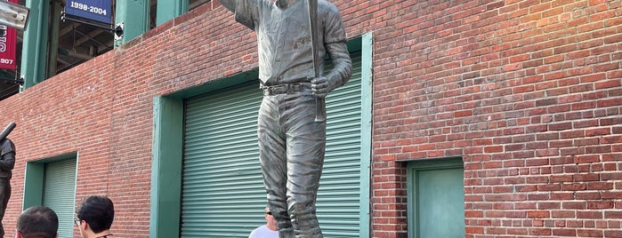 Carl Yastrzemski Statue is one of Guide to: Boston.