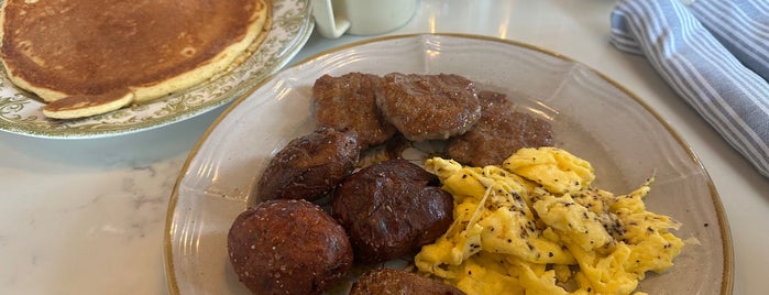 Uncle Wolfie’s Breakfast Tavern is one of Lugares favoritos de Cherri.