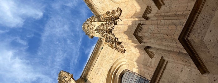 Catedral de Segovia is one of Locais curtidos por Stephania.