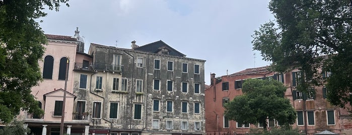 Campo del Ghetto Novo is one of Venezia 🛶🎭🌈.