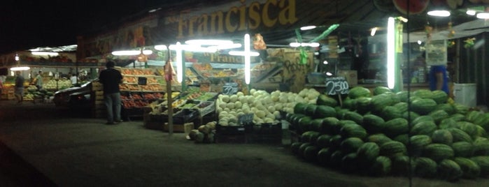 Frutas y verduras Francisca is one of สถานที่ที่ Jonathan ถูกใจ.