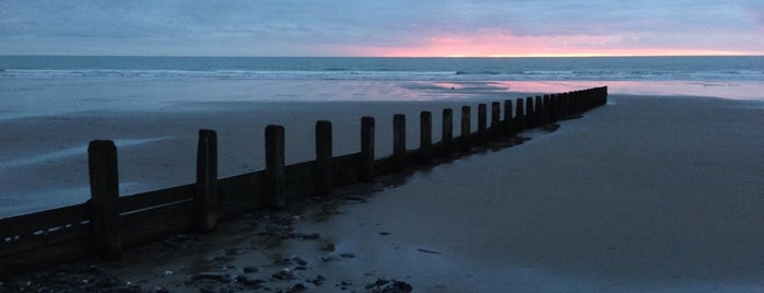 Borth Beach is one of Maik'in Beğendiği Mekanlar.