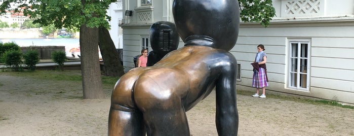 Mimina | Babies is one of Sculptures by David Černý.