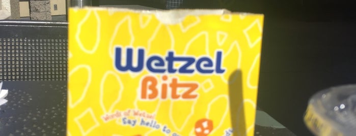 Wetzel's Pretzels is one of Pamelaさんのお気に入りスポット.
