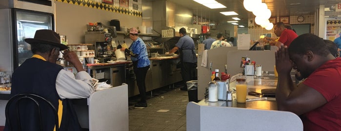 Waffle House is one of Deborah'ın Beğendiği Mekanlar.