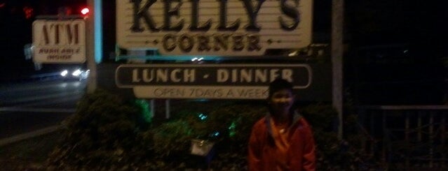 Kelly's Corner is one of Tempat yang Disukai Dave.