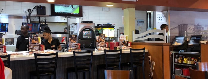Denny's is one of Jamesさんのお気に入りスポット.