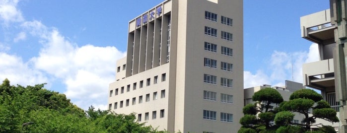 関西大学 第3学舎（社） is one of สถานที่ที่ Hitoshi ถูกใจ.