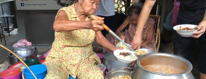 Sister's Curry Mee (暹罗姐妹咖喱面) is one of Penang - Pearl Of The Orient.