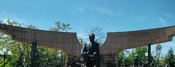 Памятник Н. Назарбаеву is one of Orte, die Metin gefallen.