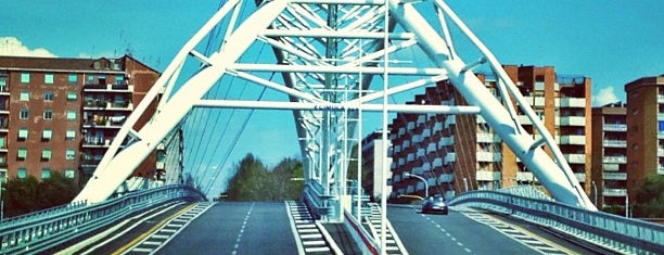 Ponte Settimia Spizzichino is one of Lugares favoritos de Laura.