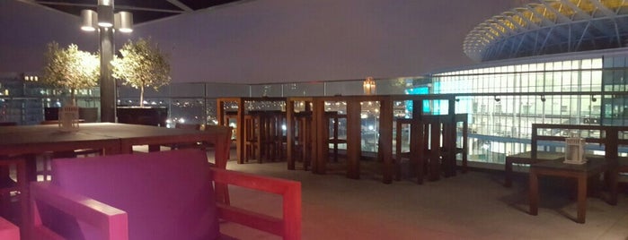 Sky Bar 9 is one of London Places To Visit.