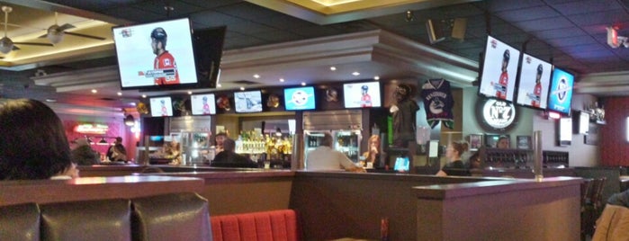 Atlas Pizza and Sports Bar is one of Lugares favoritos de Garth.