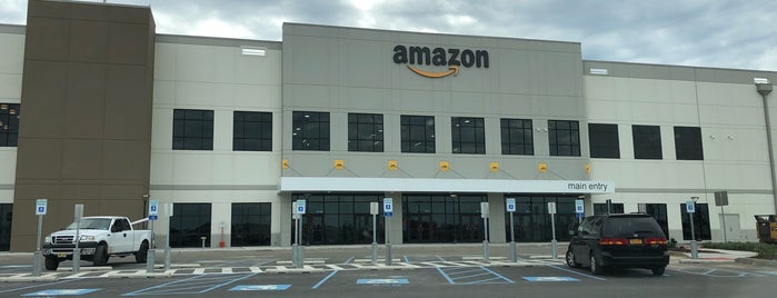 Amazon Warehouse is one of Tempat yang Disukai Angela Isabel.