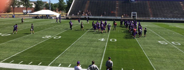 Blakeslee Stadium is one of Locais curtidos por Gunnar.