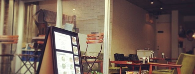 Roman Records Cafe is one of Free Wi-Fi in 目黒区.