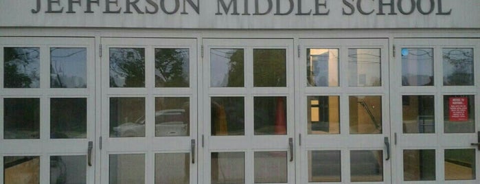 Jefferson Middle School is one of Tempat yang Disukai Mollie.
