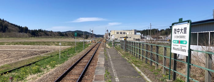Rikuchū-Ōsato Sta. is one of JR 키타토호쿠지방역 (JR 北東北地方の駅).