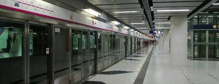 MTR Austin Station is one of สถานที่ที่ Kevin ถูกใจ.