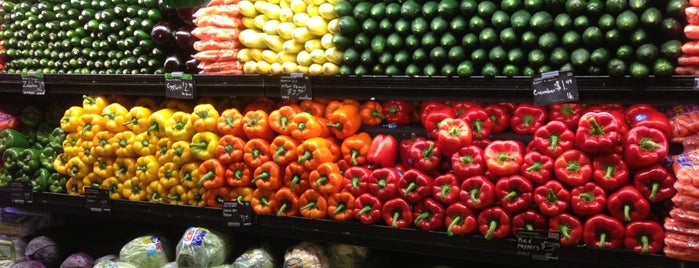 Whole Foods Market is one of Lugares favoritos de Ashley.