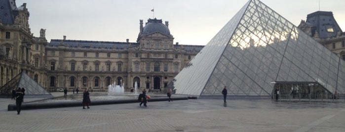 The Louvre is one of belos locais no mundo.