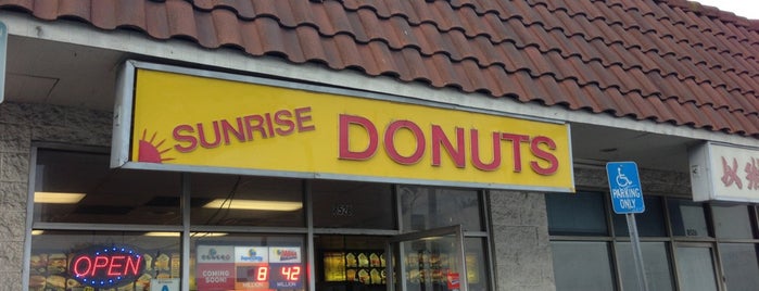 Sunrise Donuts is one of Orte, die Tony gefallen.