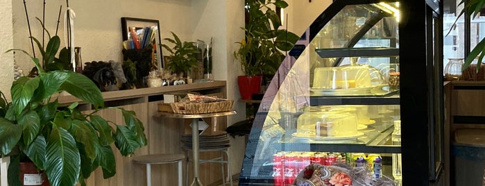Papadopoulos Coffee & Cake is one of สถานที่ที่บันทึกไว้ของ Sevgi.