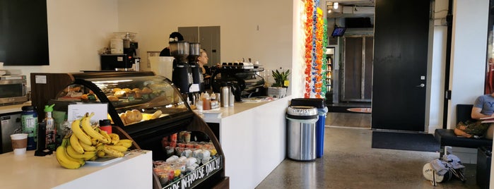 Weaver's Coffee & Tea is one of Tempat yang Disukai Erin.