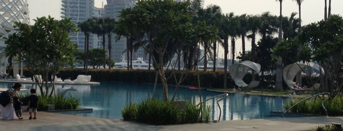 W Singapore Swimming Pool is one of Tempat yang Disukai James.