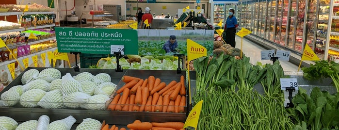 Tesco Lotus ตลาดโลตัส ท่าใหม่ is one of Kanokporn 님이 좋아한 장소.